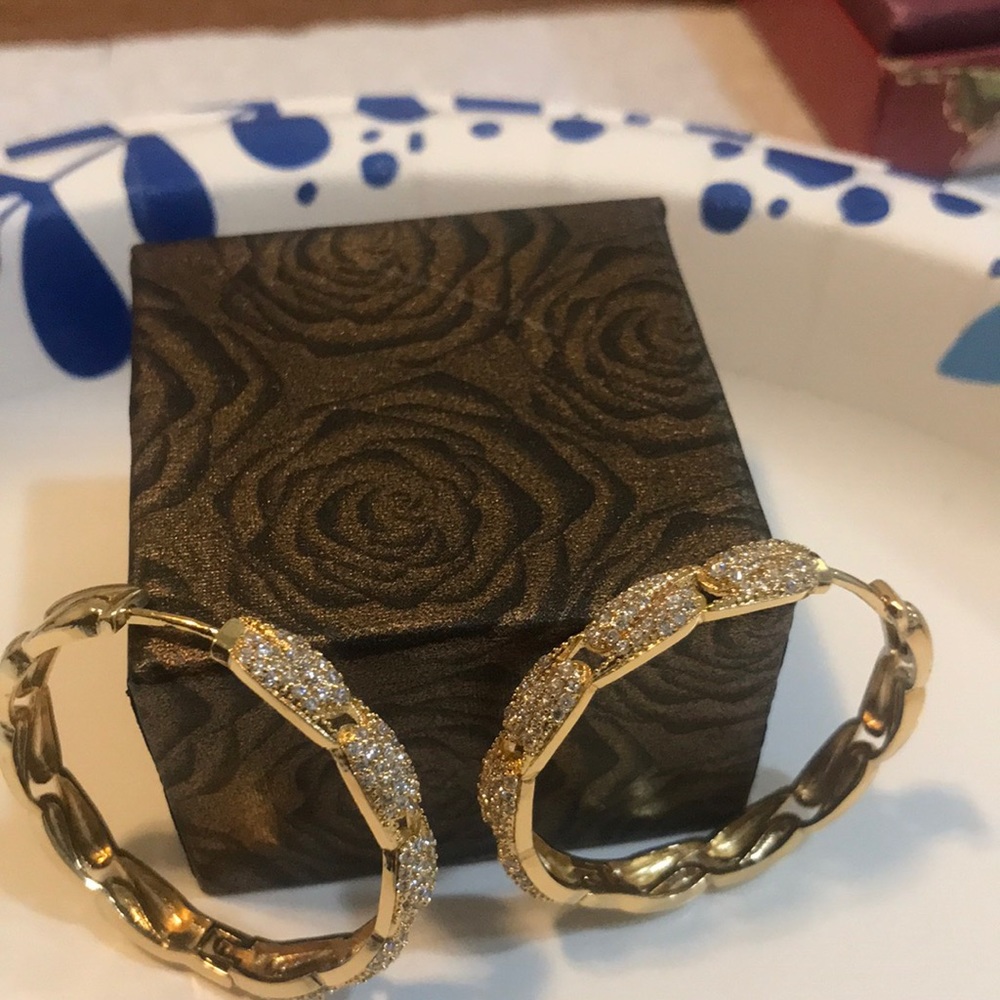Diamonds Round coated gold with 18 karat is unique and beautiful